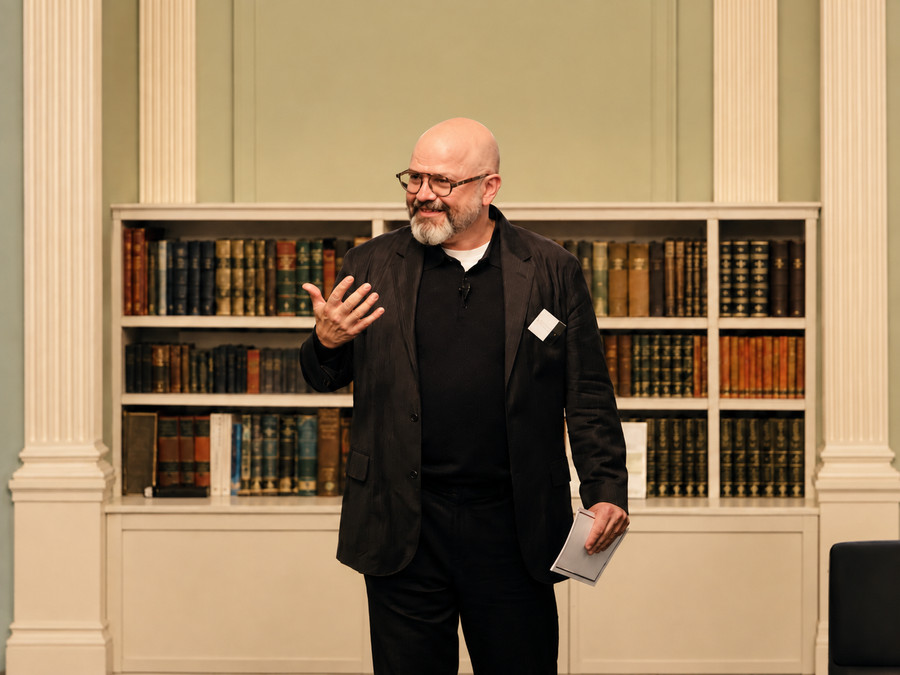José-Luiz Moura speaking at The Emergence